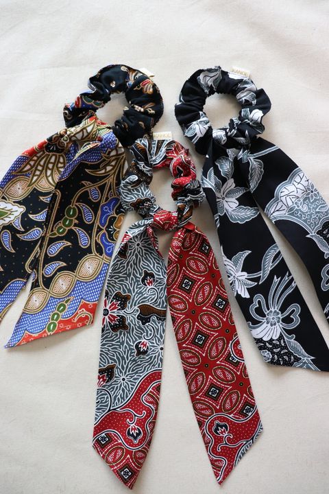 Baik-scrunchies-with-ribbon-set-of-three-8