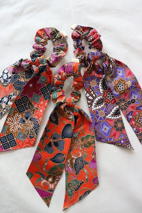 Baik-scrunchies-with-ribbon-set-of-three-12