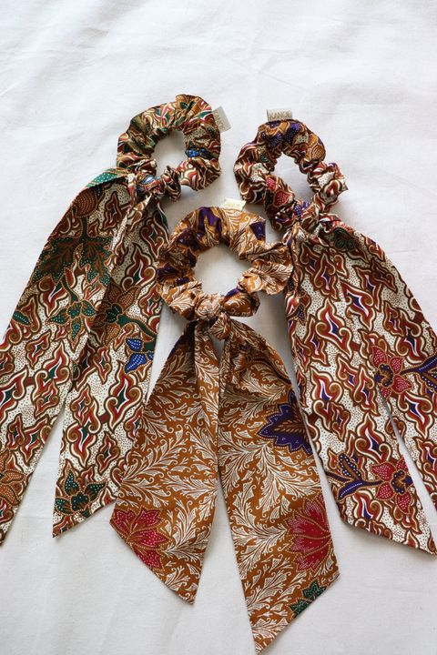 Baik-scrunchies-with-ribbon-set-of-three-14