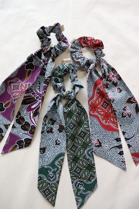 Baik-scrunchies-with-ribbon-set-of-three-18
