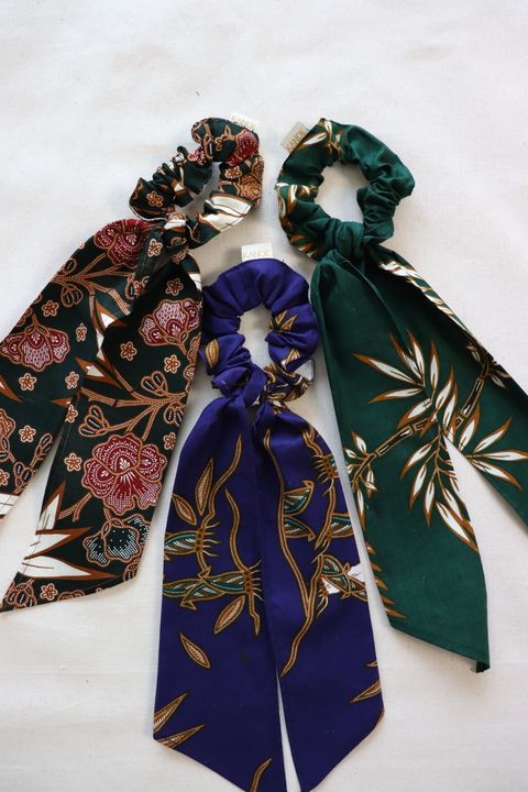 Baik-scrunchies-with-ribbon-set-of-three-20