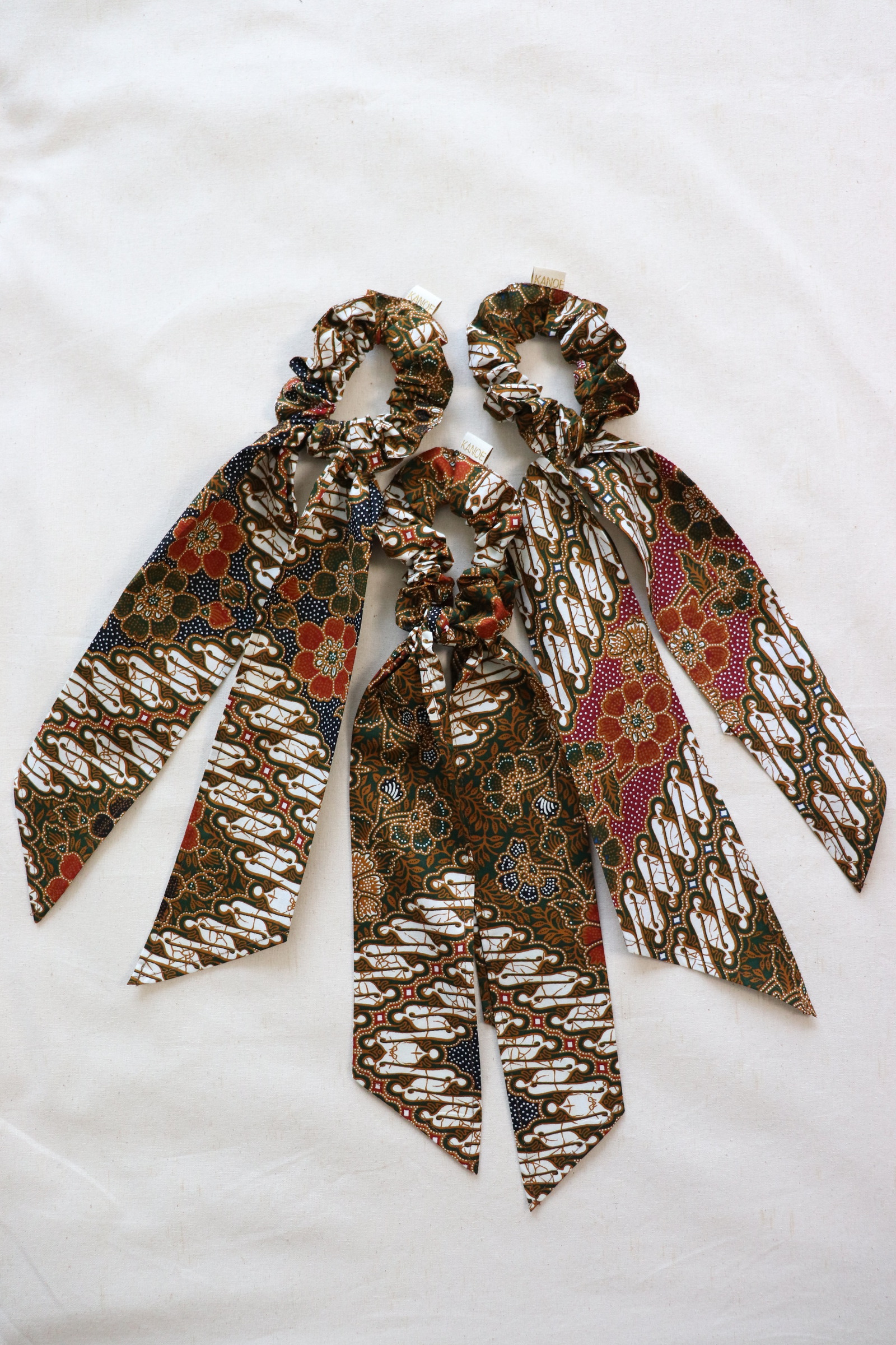Batik Scrunchie w/ Ribbon [Set of 3] - Claus