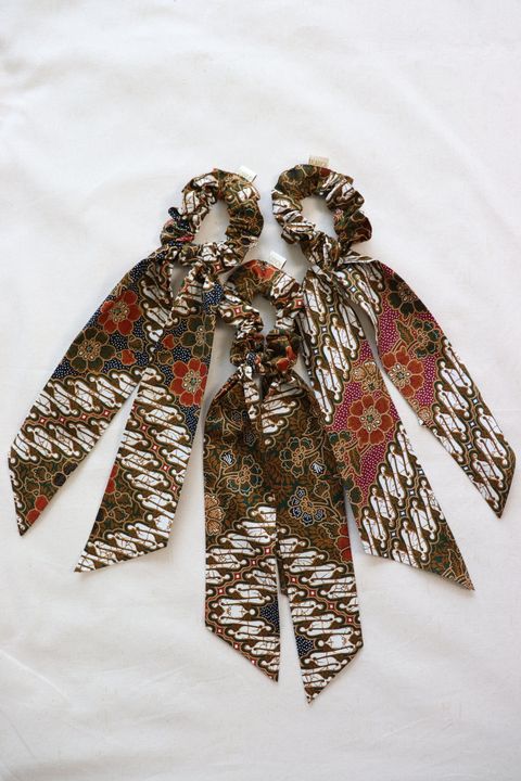 Baik-scrunchies-with-ribbon-set-of-three-21