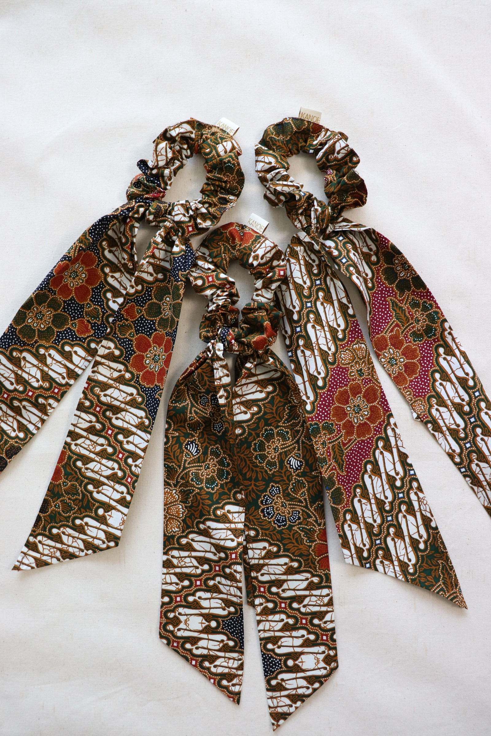 Batik Scrunchie w/ Ribbon [Set of 3] - Claus
