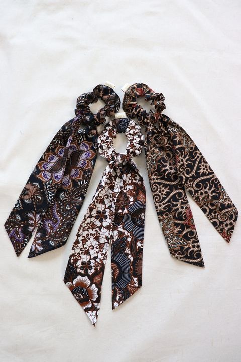 Baik-scrunchies-with-ribbon-set-of-three-23