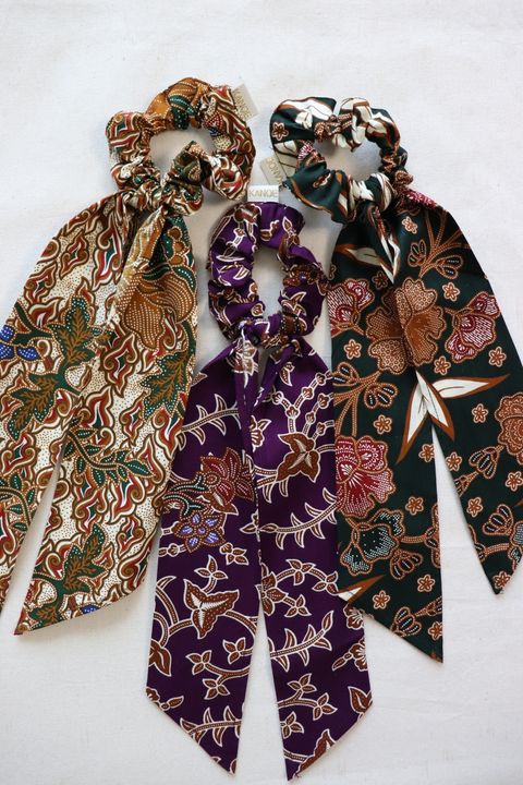 Baik-scrunchies-with-ribbon-set-of-three-28