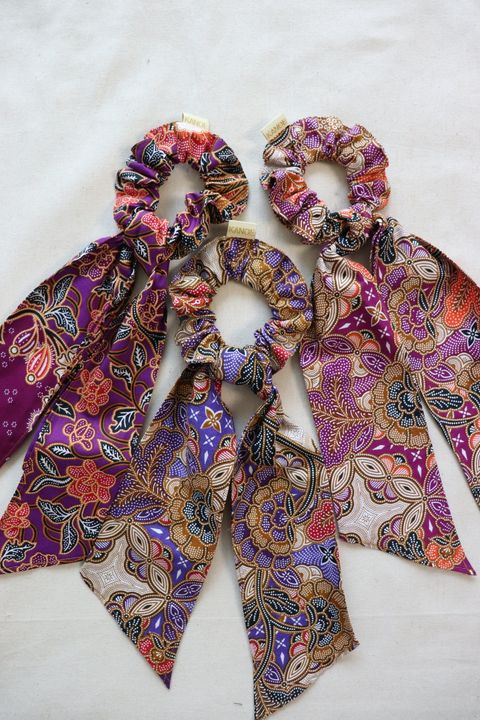 Baik-scrunchies-with-ribbon-set-of-three-30