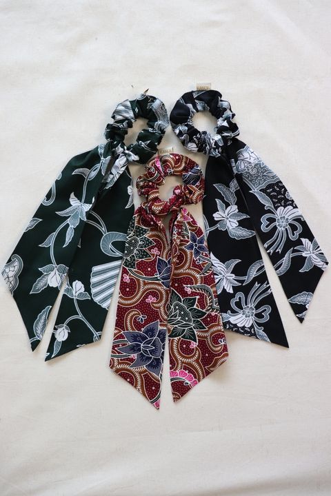 Baik-scrunchies-with-ribbon-set-of-three-31