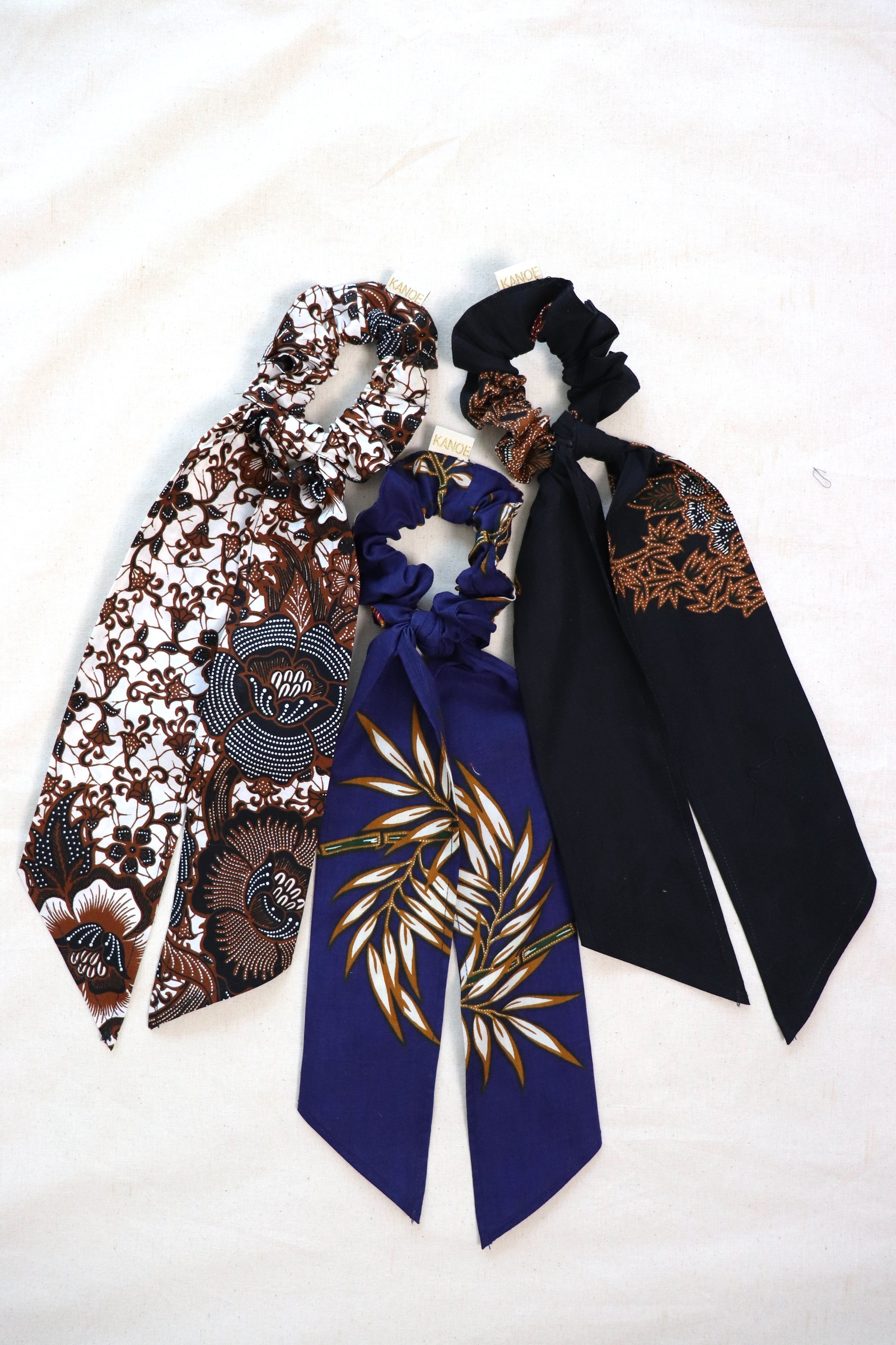 Batik Scrunchie w/ Ribbon [Set of 3] - Santa Friends