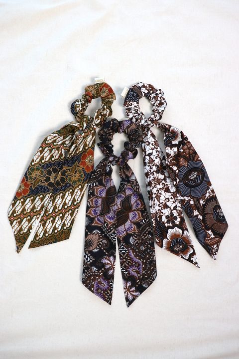Baik-scrunchies-with-ribbon-set-of-three-17