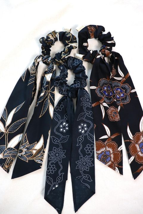Baik-scrunchies-with-ribbon-set-of-three-15