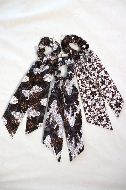 Baik-scrunchies-with-ribbon-set-of-three-18