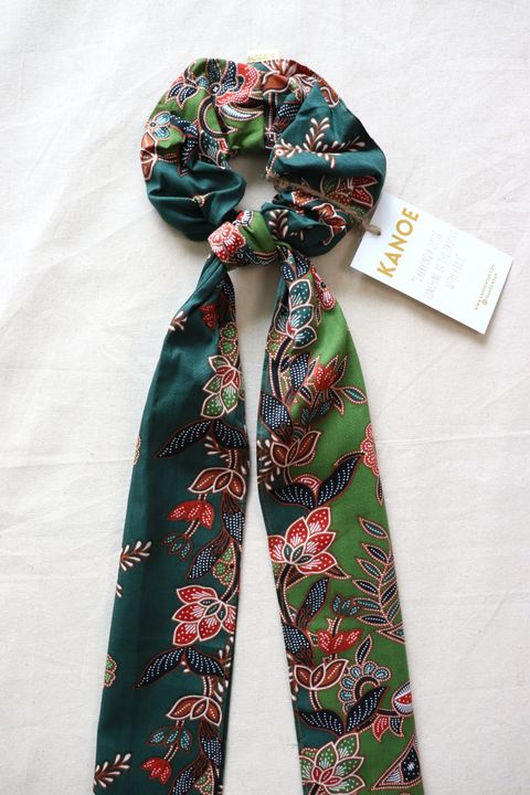 Maxi-batik-scrunchie-with-ribbon-2