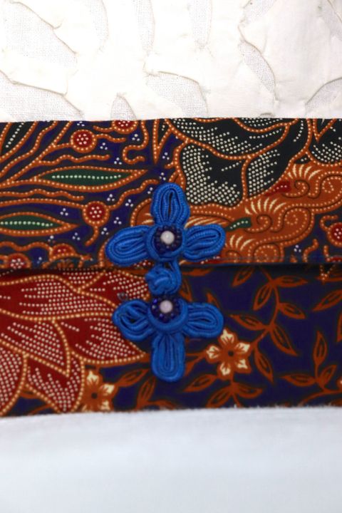 Batik-Envelope-w:-chinese-clasps-74