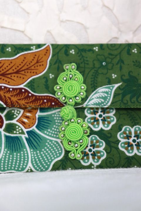 Batik-Envelope-w:-chinese-clasps-78