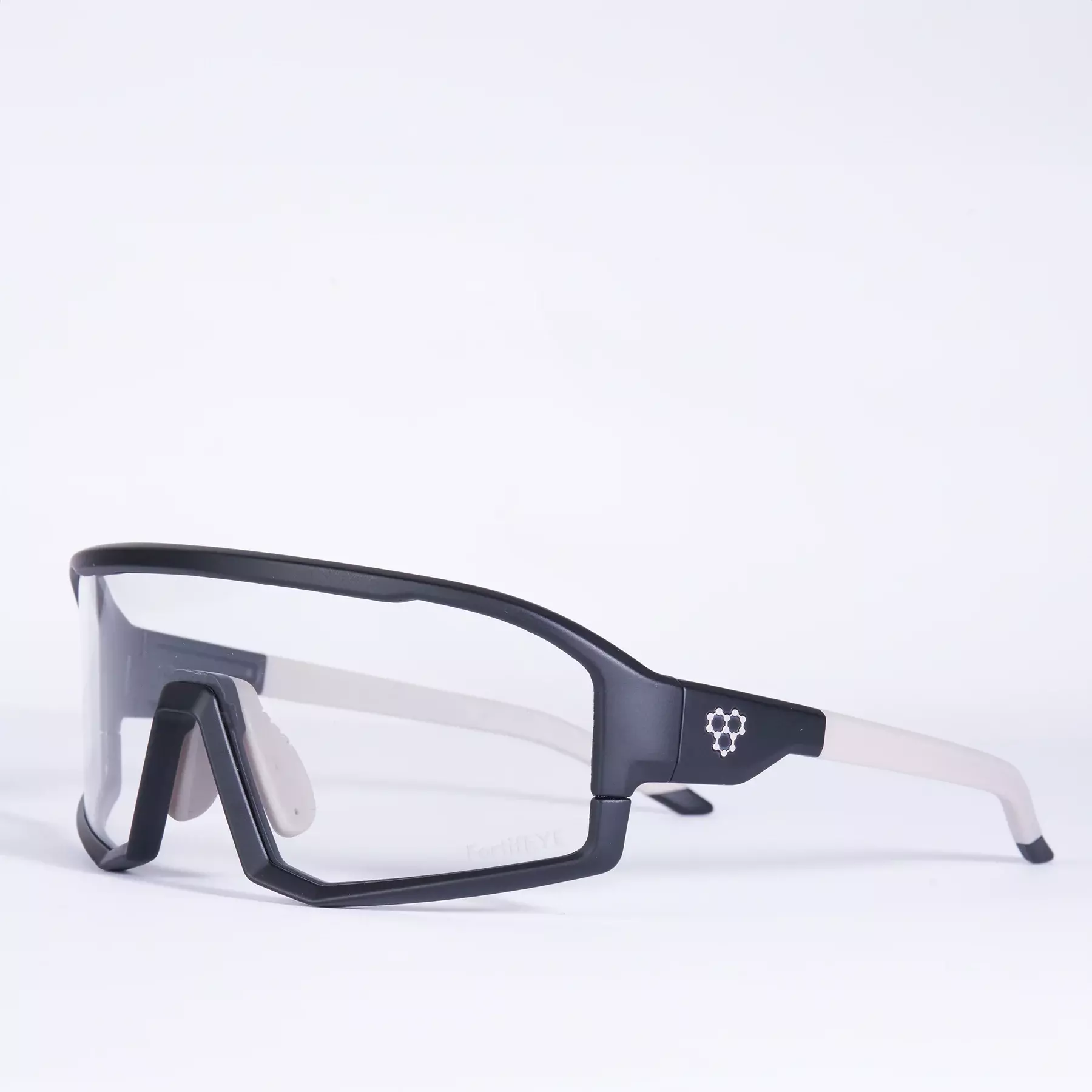 CRBN_PERFORMANCE_GLASSES05_1800x1800
