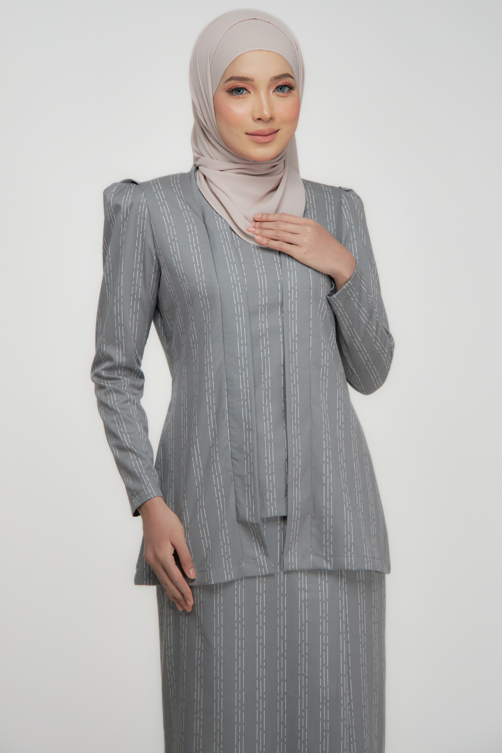 Grey_2_df956a67-e3f0-4b65-ba75-5a1d17005877