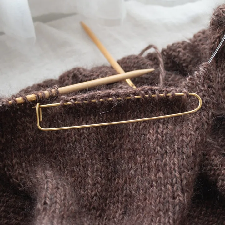 60201_Seeknit-Aluminum-Stitch-Holder-Long-Gold_Image-NO2