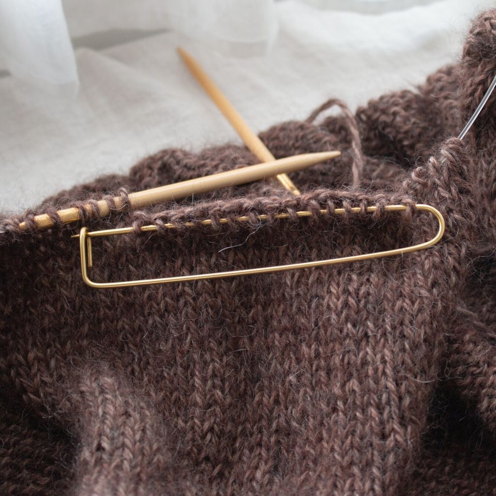 60201_Seeknit-Aluminum-Stitch-Holder-Long-Gold_Image-NO2