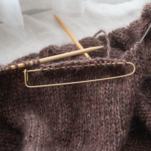 60201_Seeknit-Aluminum-Stitch-Holder-Long-Gold_Image-NO2