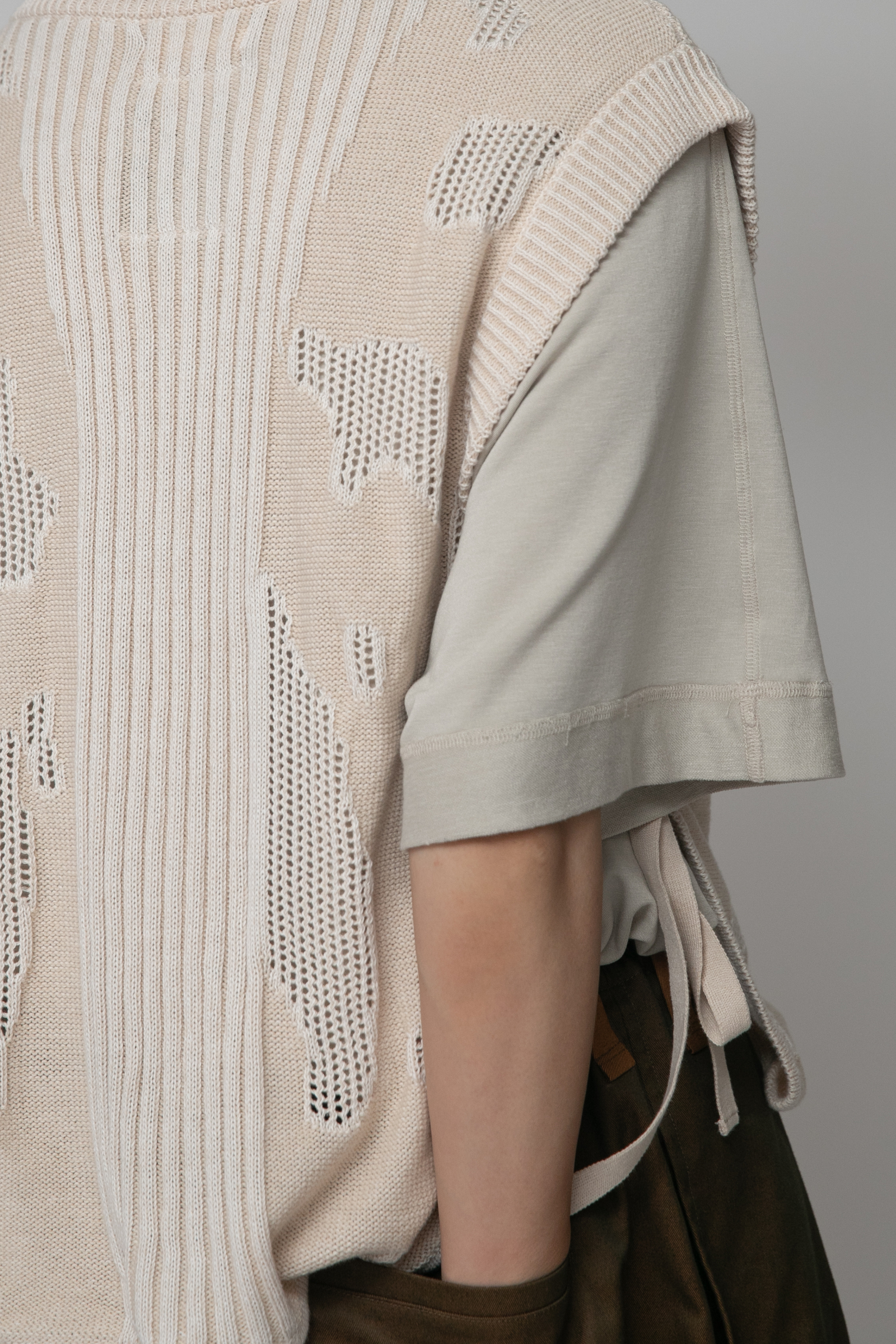 568針織背心卡其實著-16