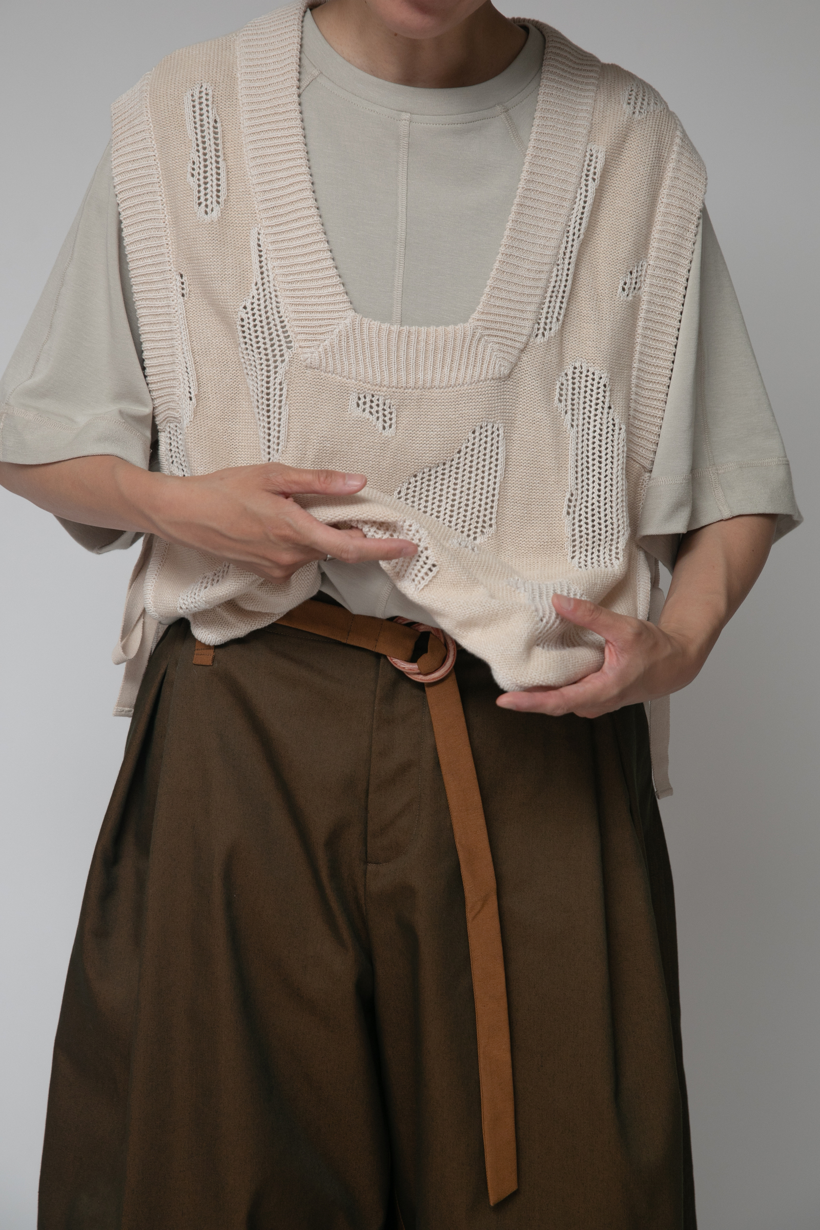 568針織背心卡其實著-12