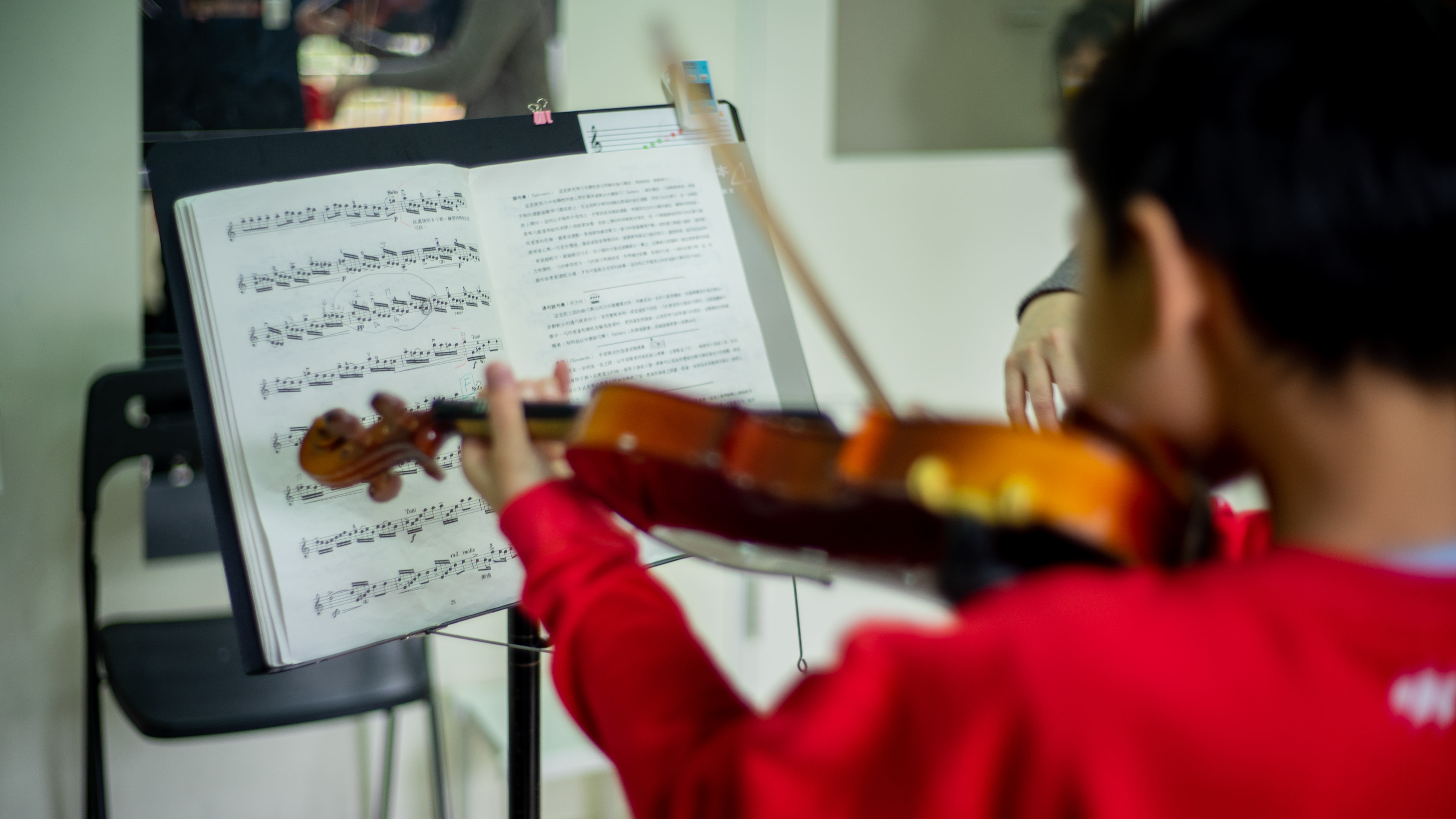 拉琴的時候「面對」譜架不好嗎？