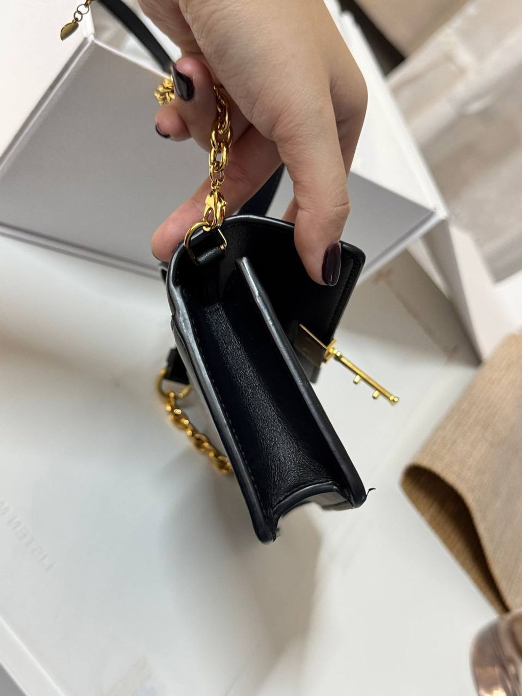 photo_6321121279443930667_y