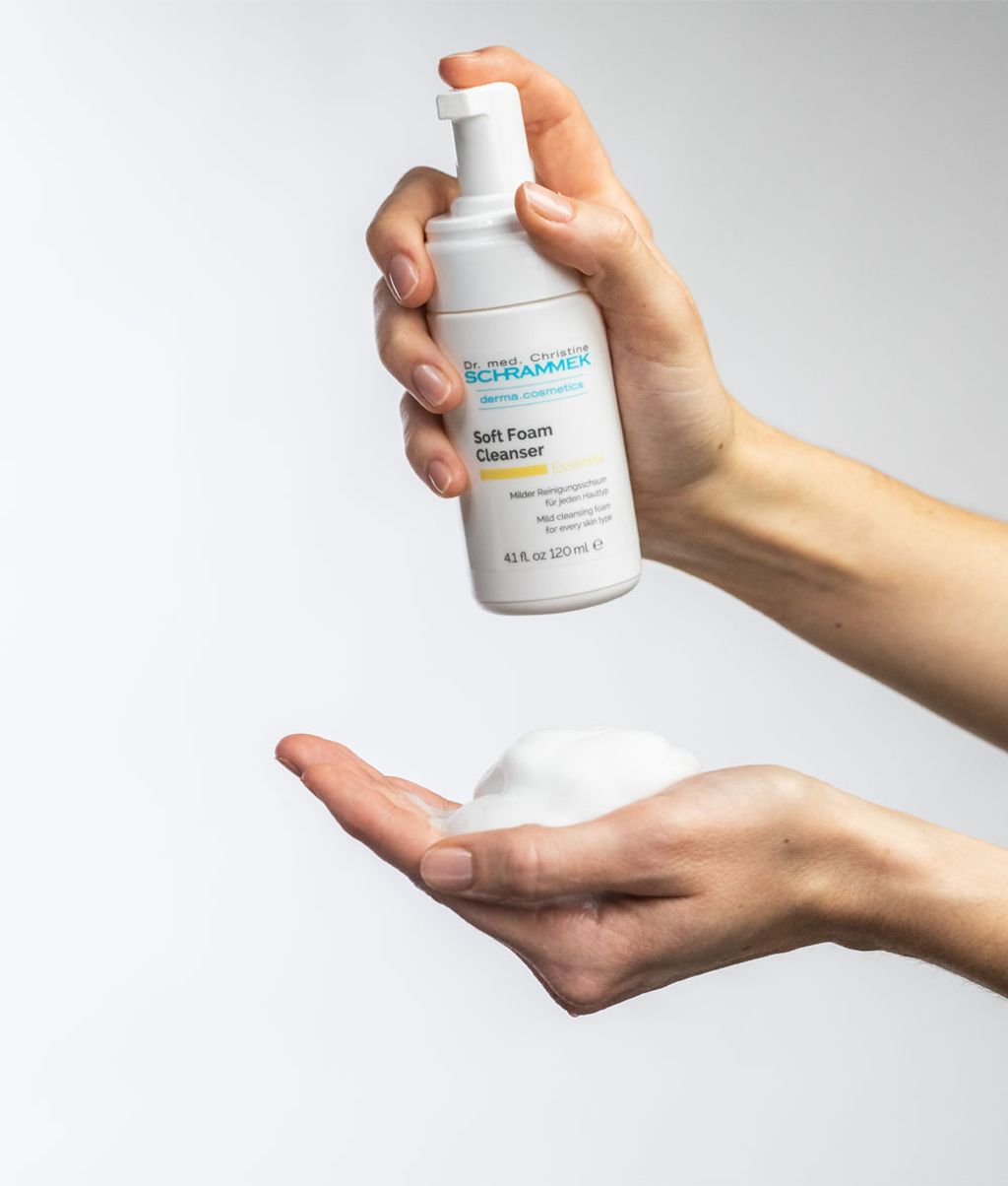 Soft-Foam-Cleanser-Hand-offen
