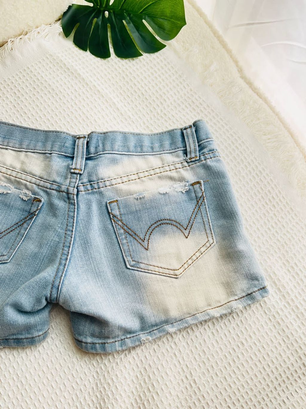 Hollister 3” Curvy High-Rise Ripped Medium Wash Denim Shorts – The Loop &  Co.