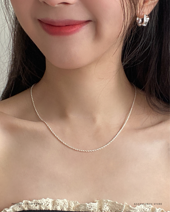 Serene Twist Necklace (3)
