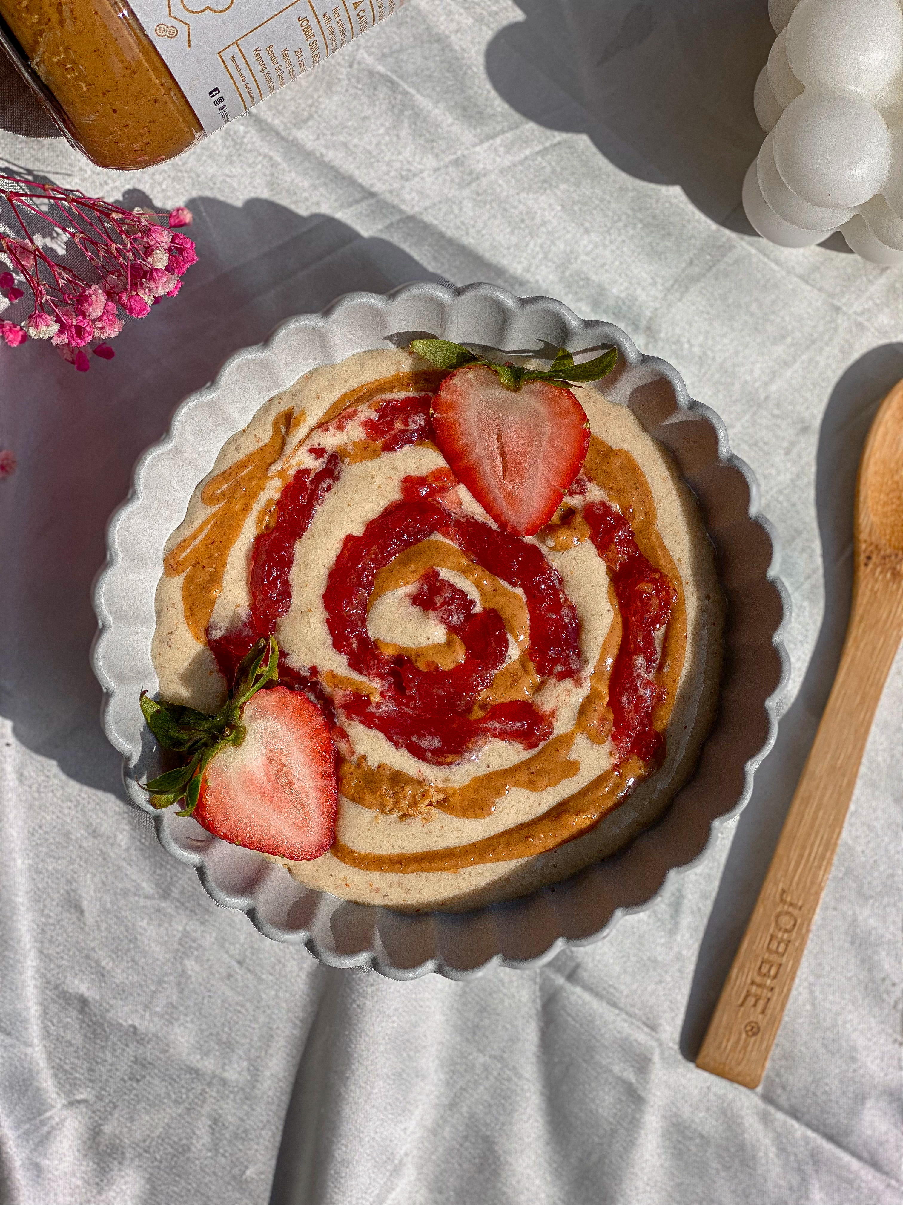 JOBBIE Peanut Butter and Jam Smoothie Bowl