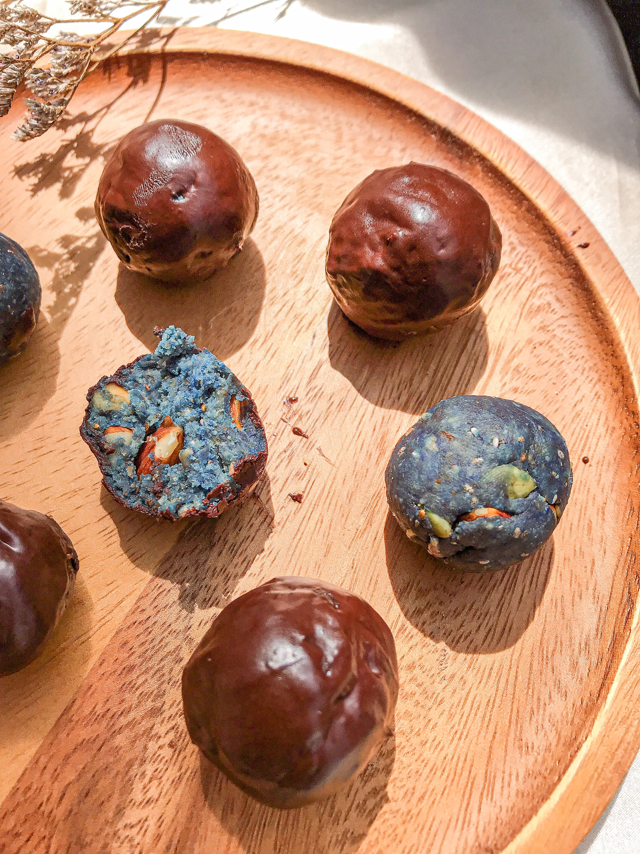 Chocolate Shell Spirulina JOBBIE Peanut Butter Oat Bites