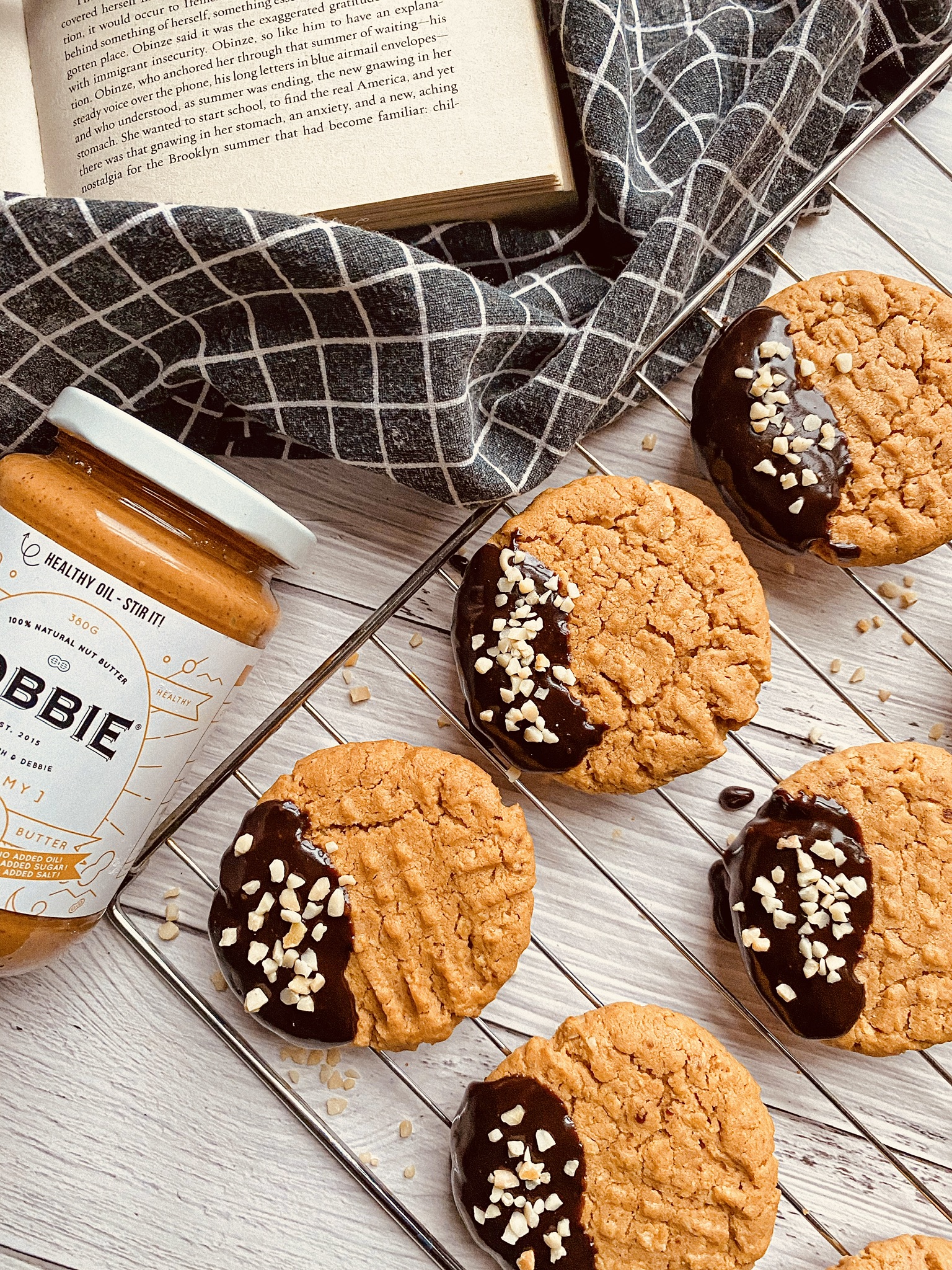 JOBBIE Peanut Butter Cookies with Chocolate Ganache Dip