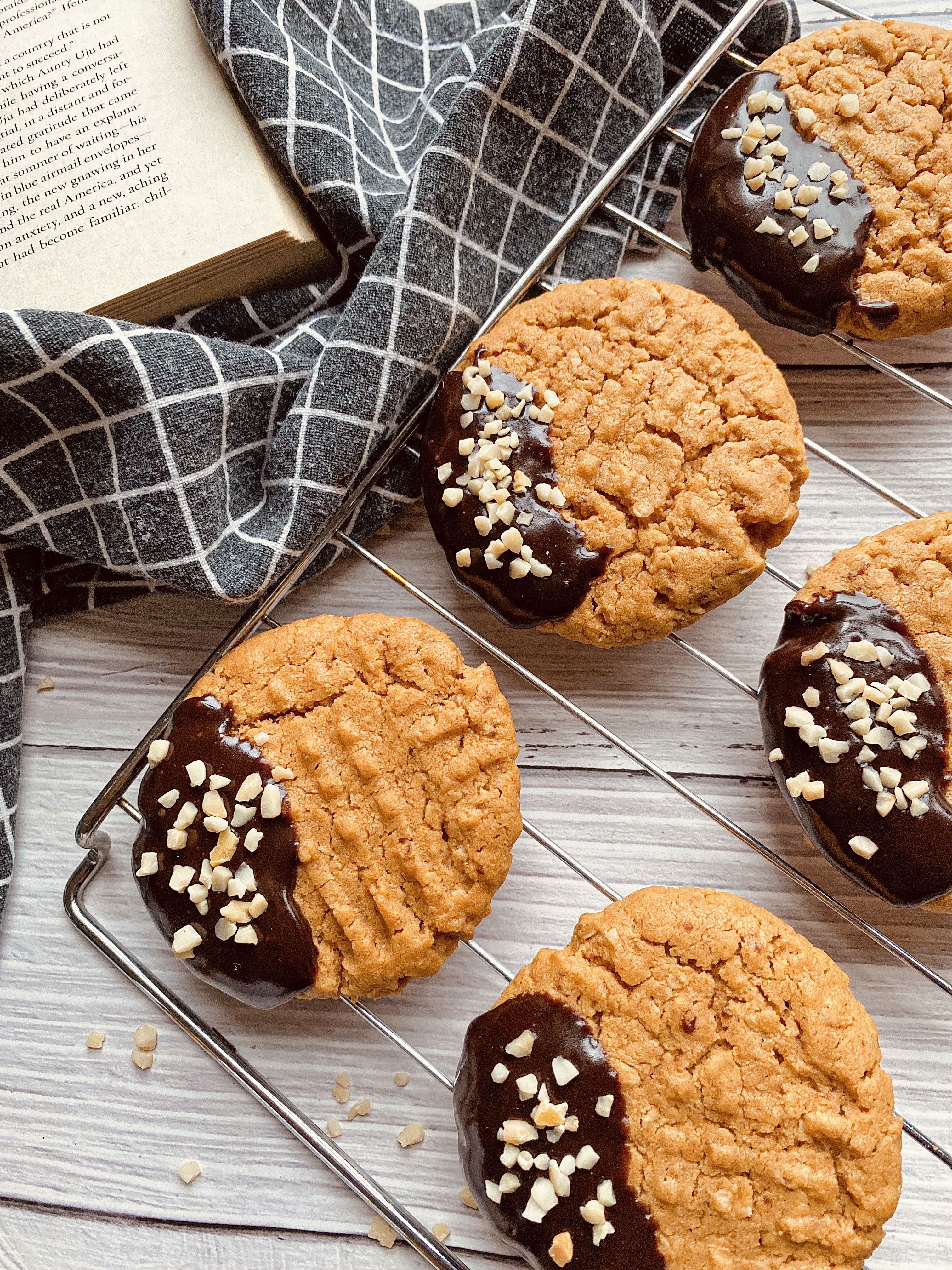 JOBBIE Peanut Butter Cookies with Chocolate Ganache Dip