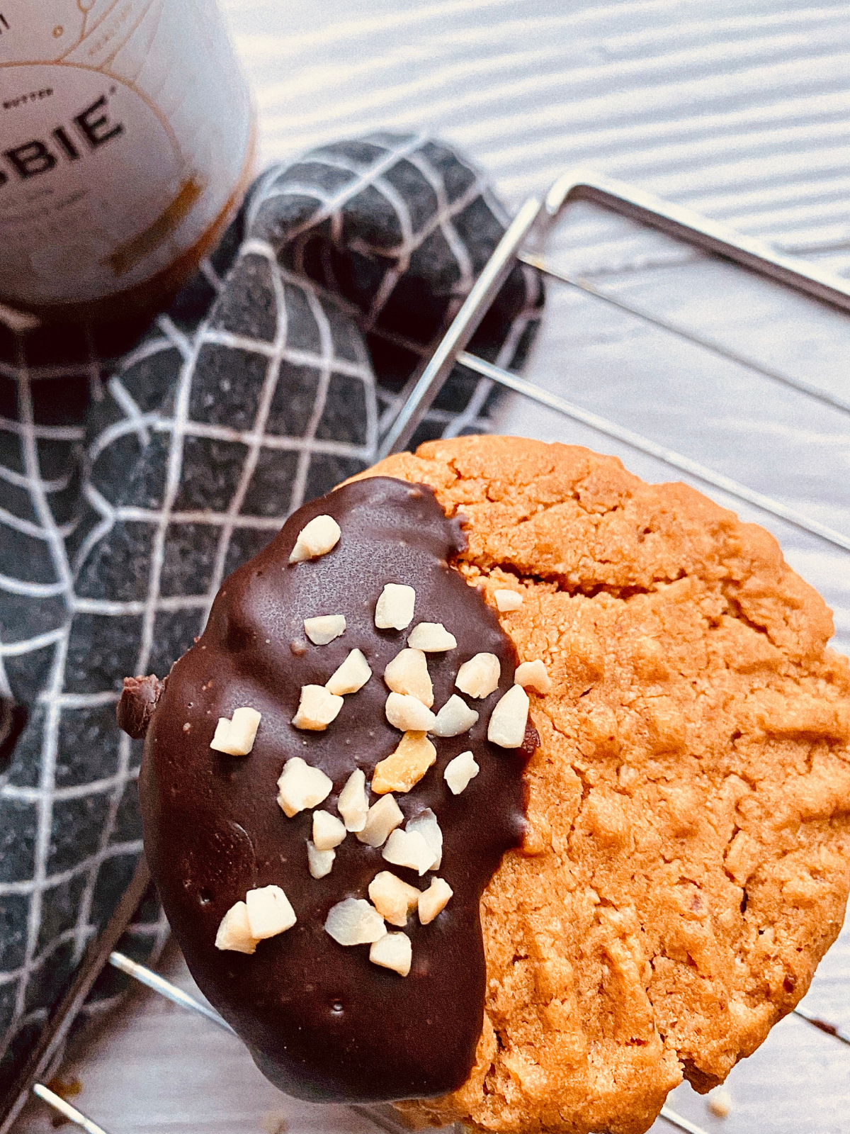 JOBBIE Peanut Butter Cookies with Chocolate Ganache Dip
