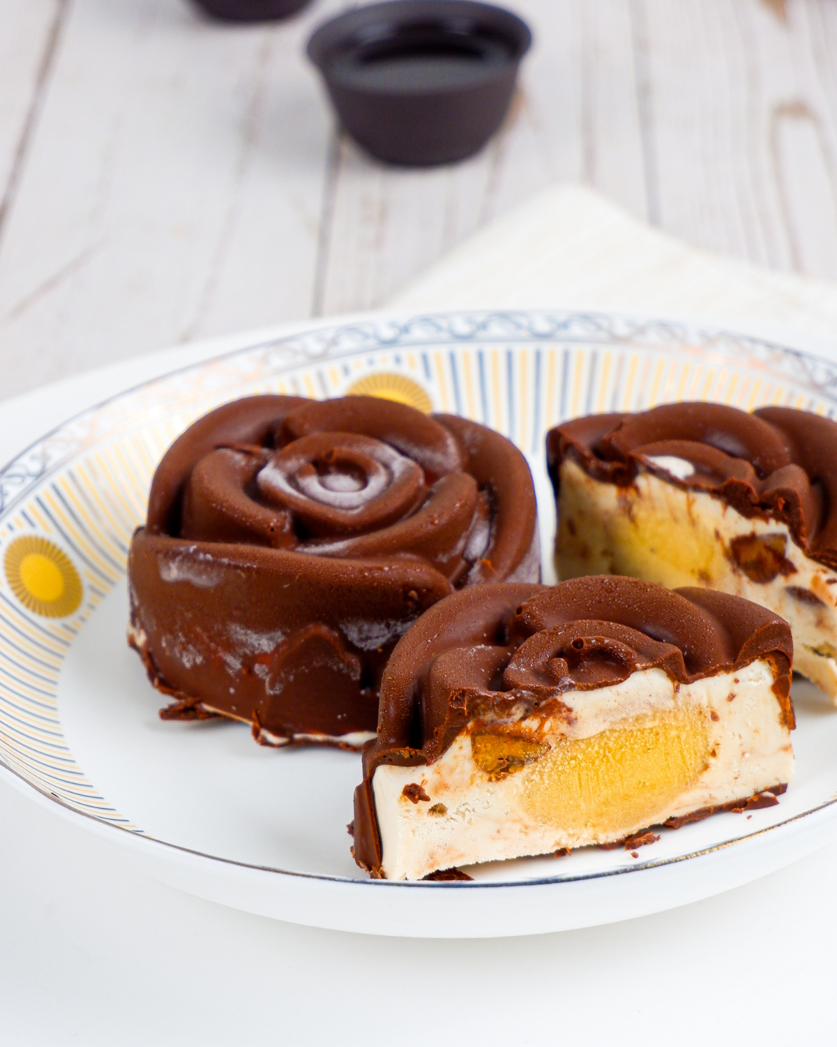  [Mid-Autumn Festival Special] JOBBIE Peanut Butter Ice Cream Chocolate Shell Mooncake with Banana Yolk