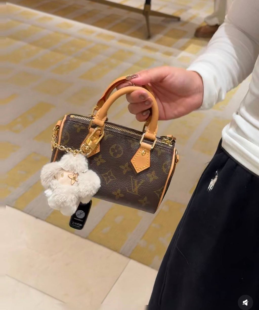 photo_6296123328535662606_w