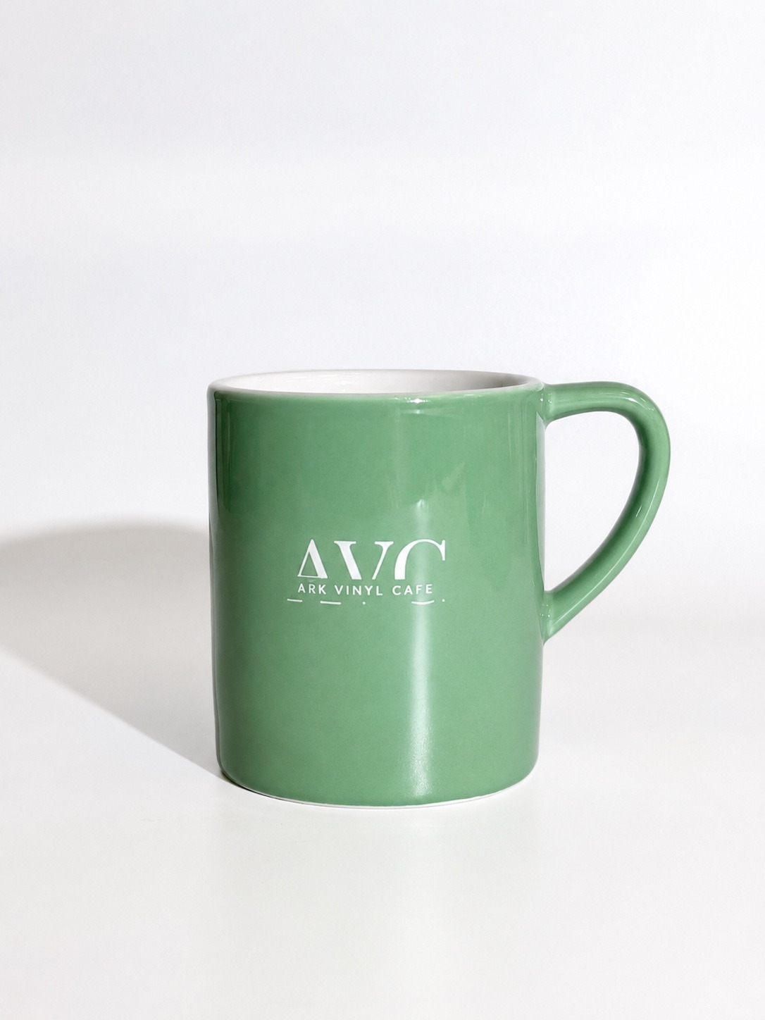 Loveramics 愛陶樂馬克杯實體樣品,薄荷綠杯身燒印白色 AVC 品牌字標