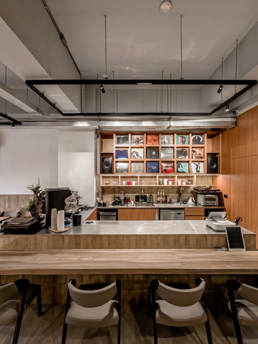 AVC Coffee Roasters 吧台,層架上排列客製化咖啡杯與馬克杯