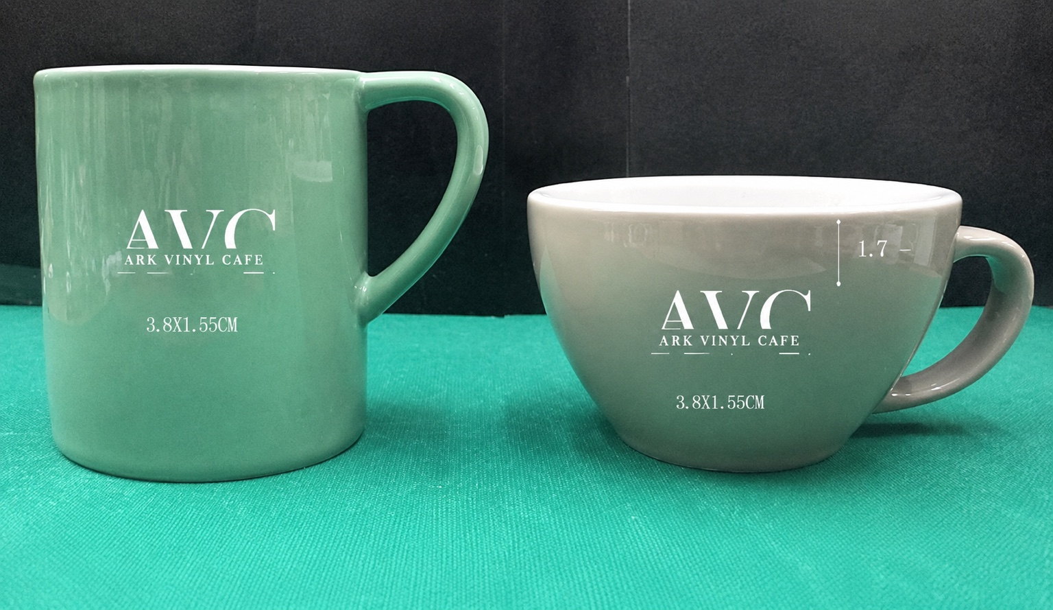 客製化咖啡杯打樣階段的定位模擬圖,標註印製區 3.8x1.55cm 與距杯口 1.7cm