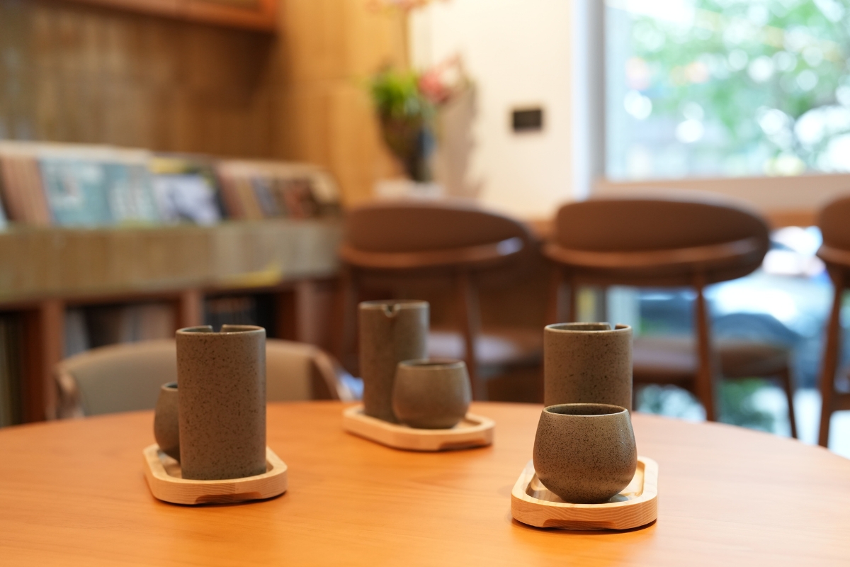 AVC Coffee Roasters 店內圓桌上的 Loveramics Brewers 手沖分享壺與品飲杯,搭配 Er-go! 實木托盤
