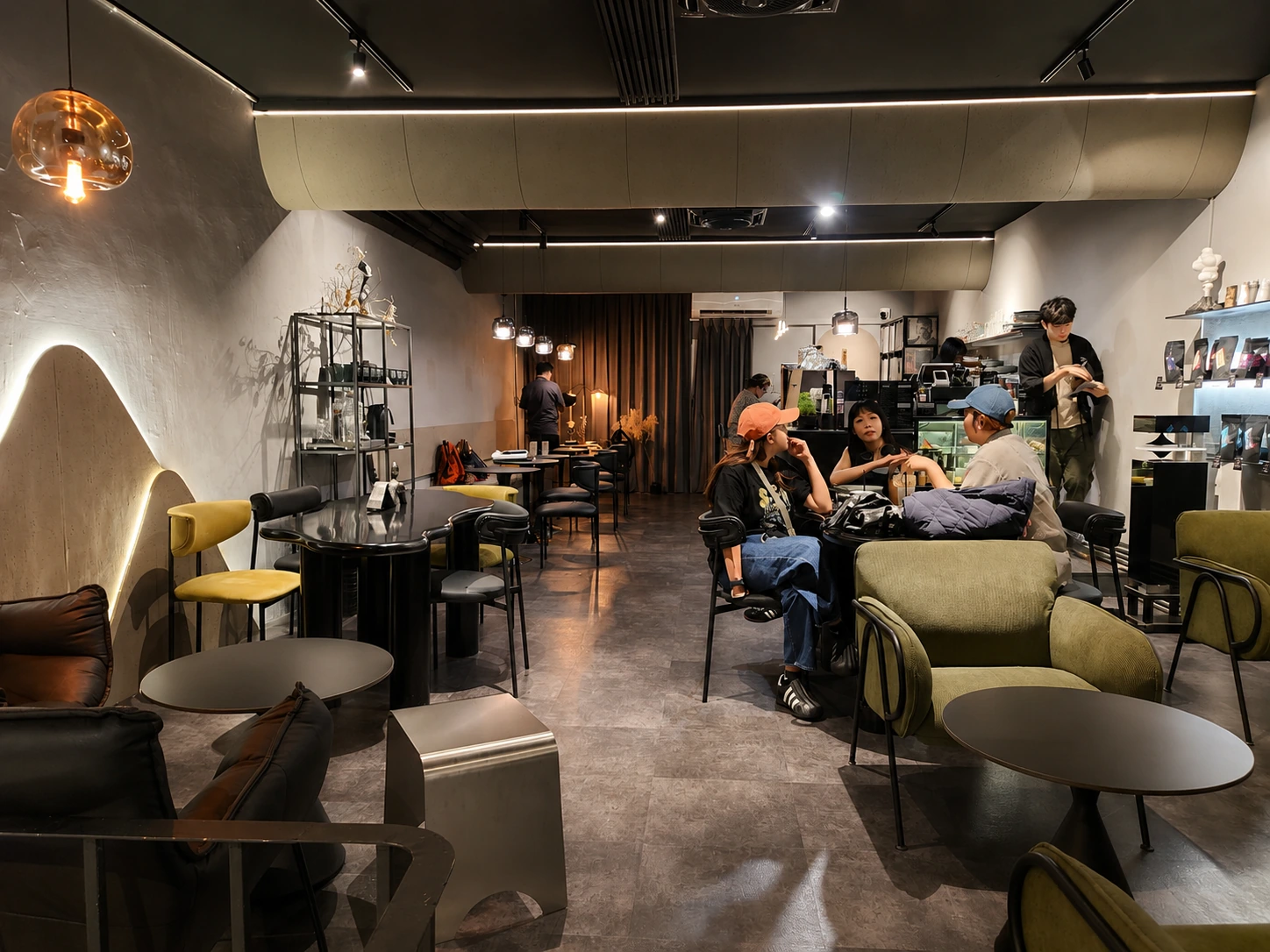 山海 What's Life Coffee Roasters 圓山店內空間，黑灰金屬與暖色燈光