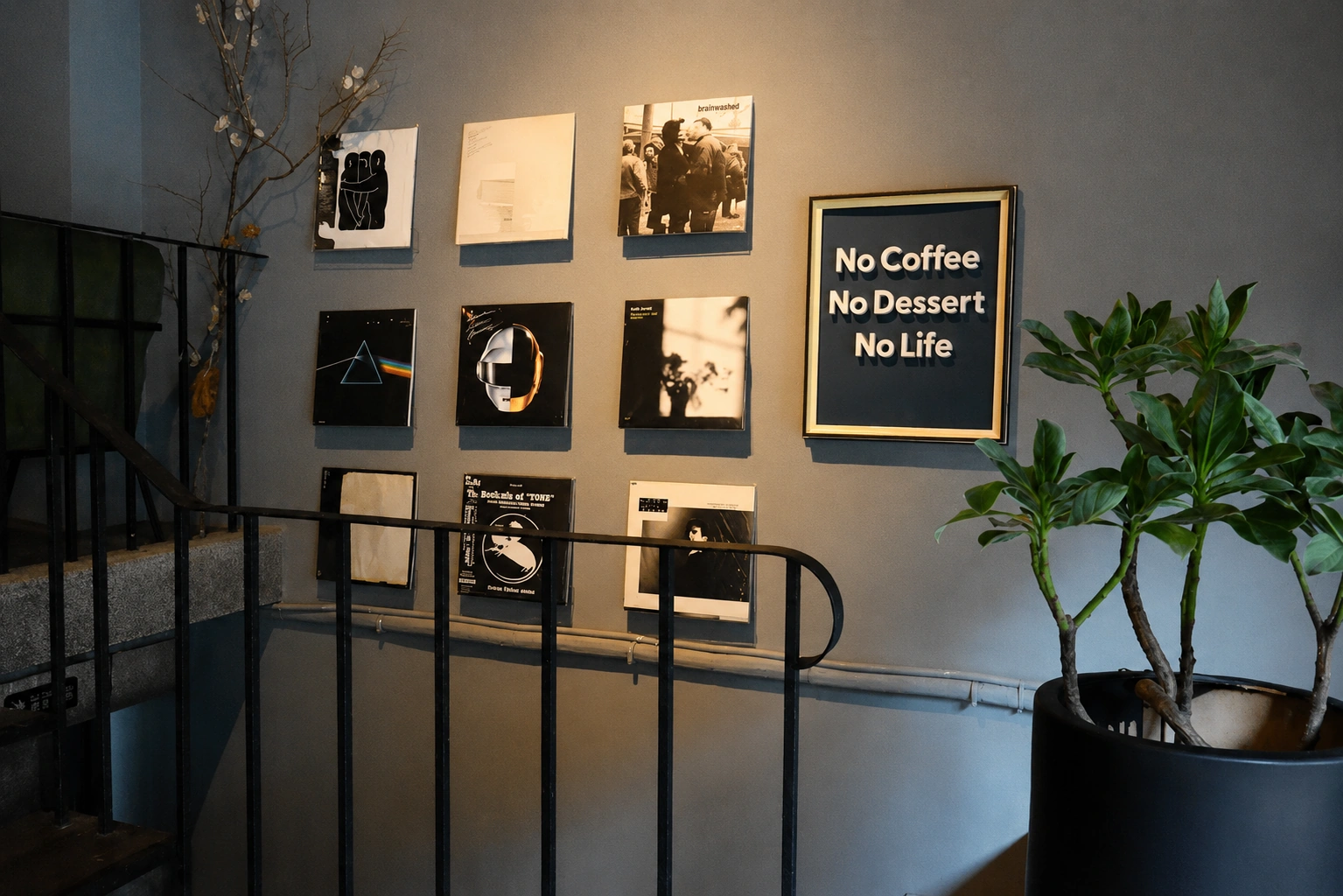 山海 What's Life 店內牆面標語 No Coffee No Dessert No Life 與唱片牆