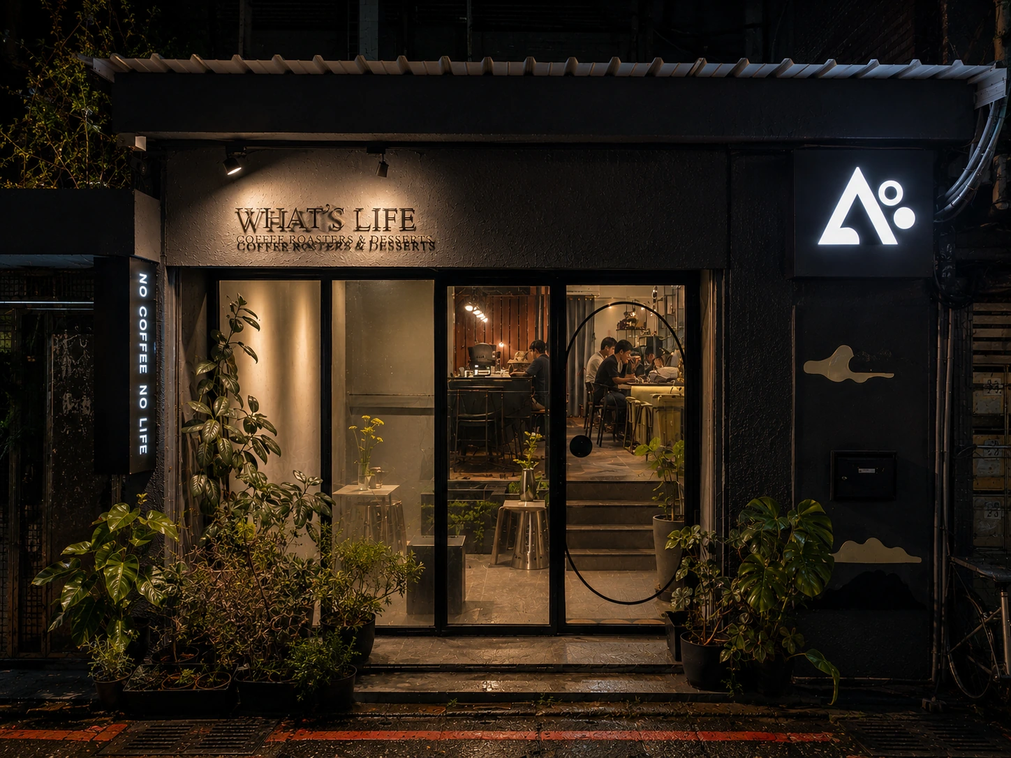 山海 What's Life Coffee Roasters 圓山店夜間店門與暖色燈光