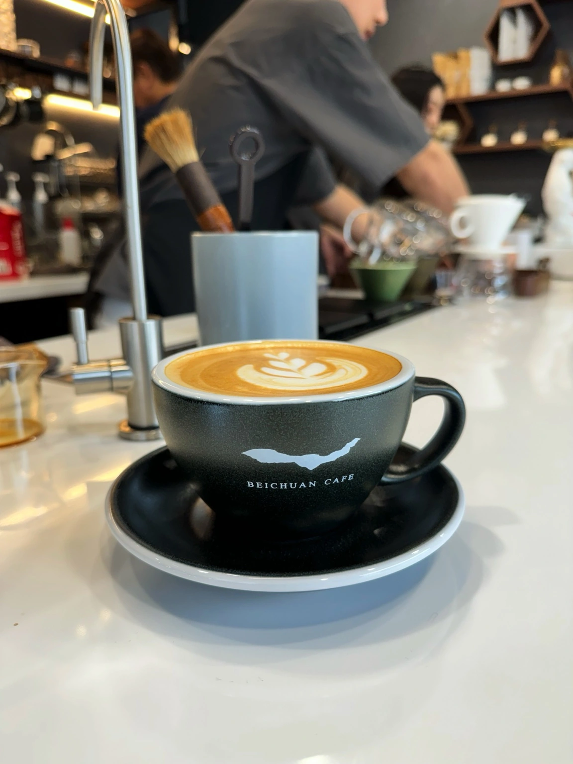 Loveramics Egg 蛋形杯,白色燒印 Logo 在吧台上的實際樣子