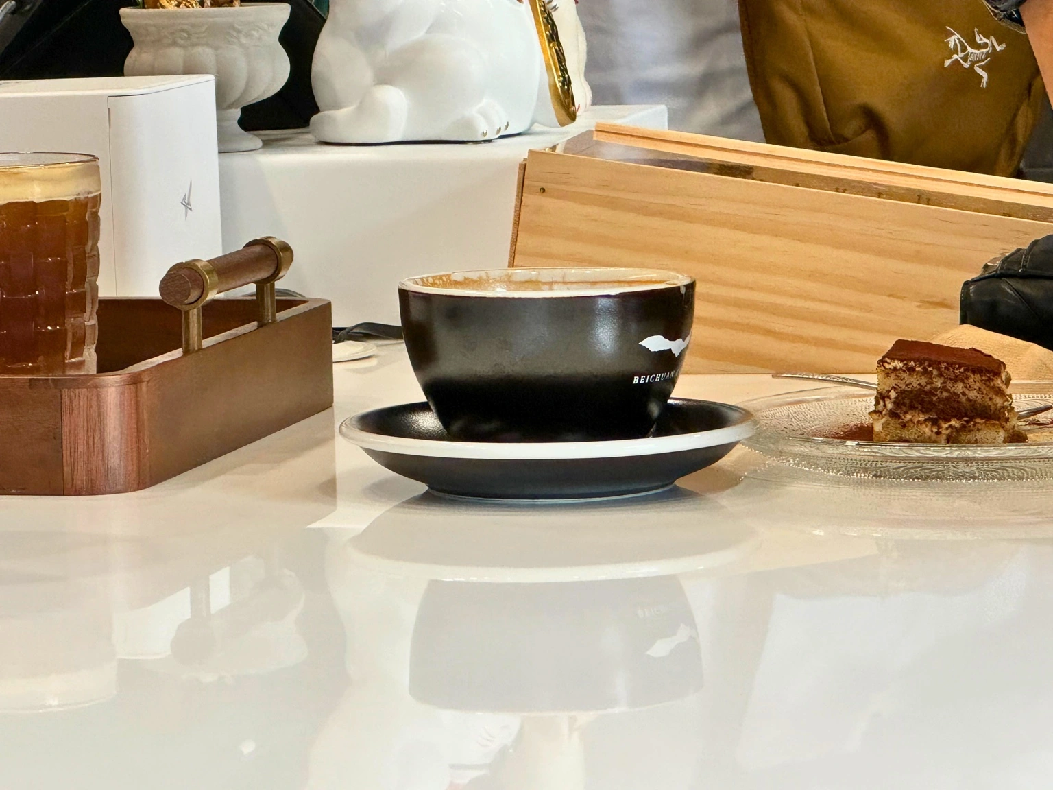 北川咖啡客製杯與甜點同桌,實際的咖啡店服務情境