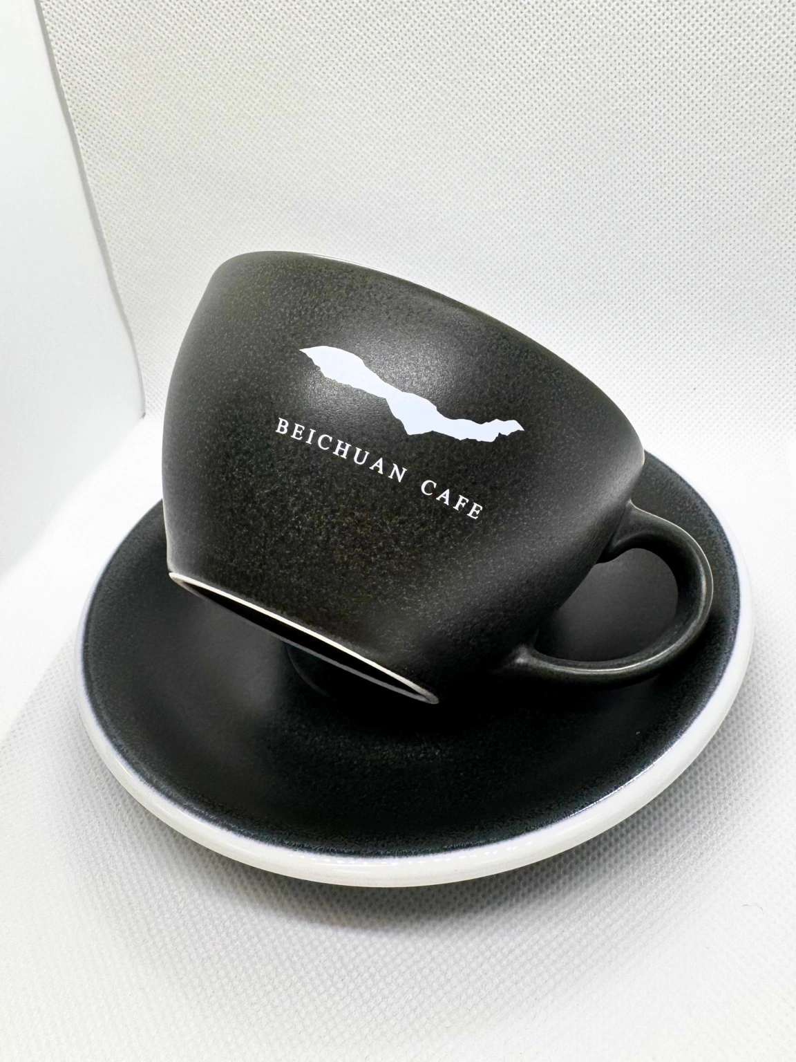 北川咖啡 Loveramics Egg 蛋形杯及碟,白色燒印 Logo 於霧面深色釉面上的細節
