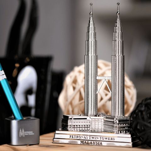 0001523_7-petronas-twin-towers-miniature-free-solar-base