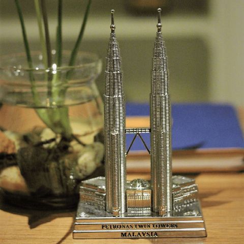 0001524_7-petronas-twin-towers-miniature-free-solar-base